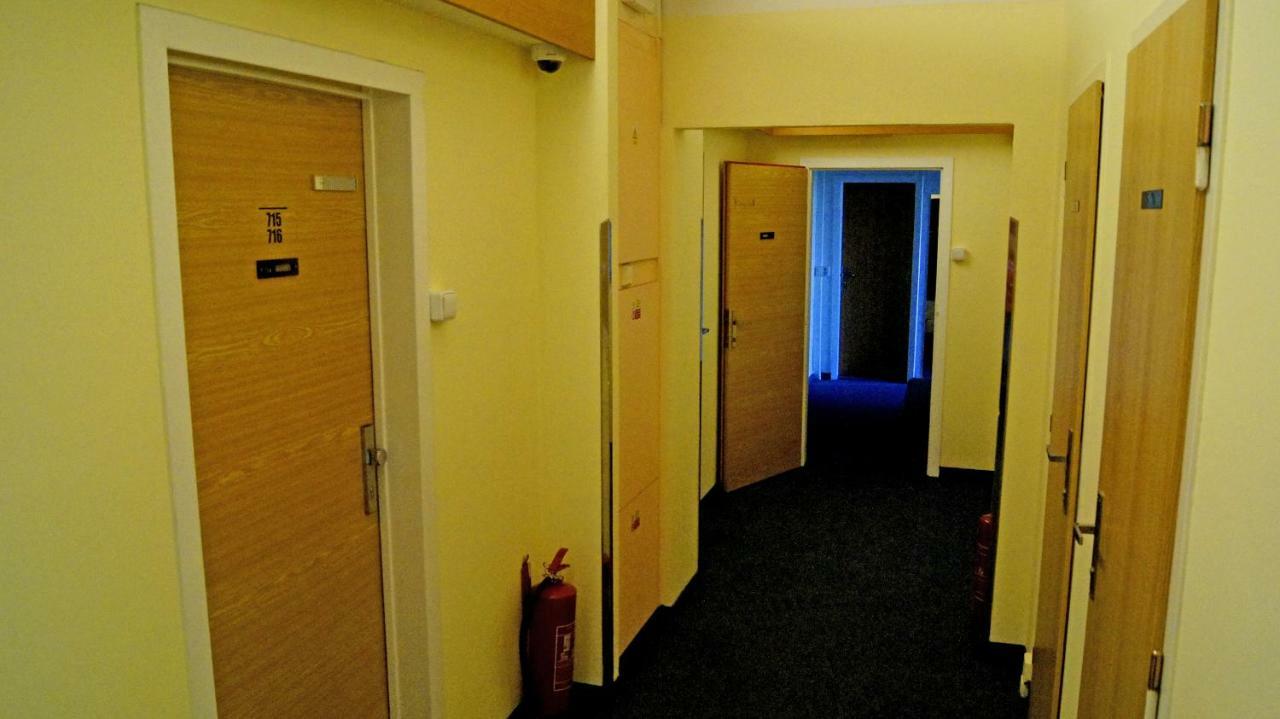 Хостел Km House Cerny Most Прага Экстерьер фото